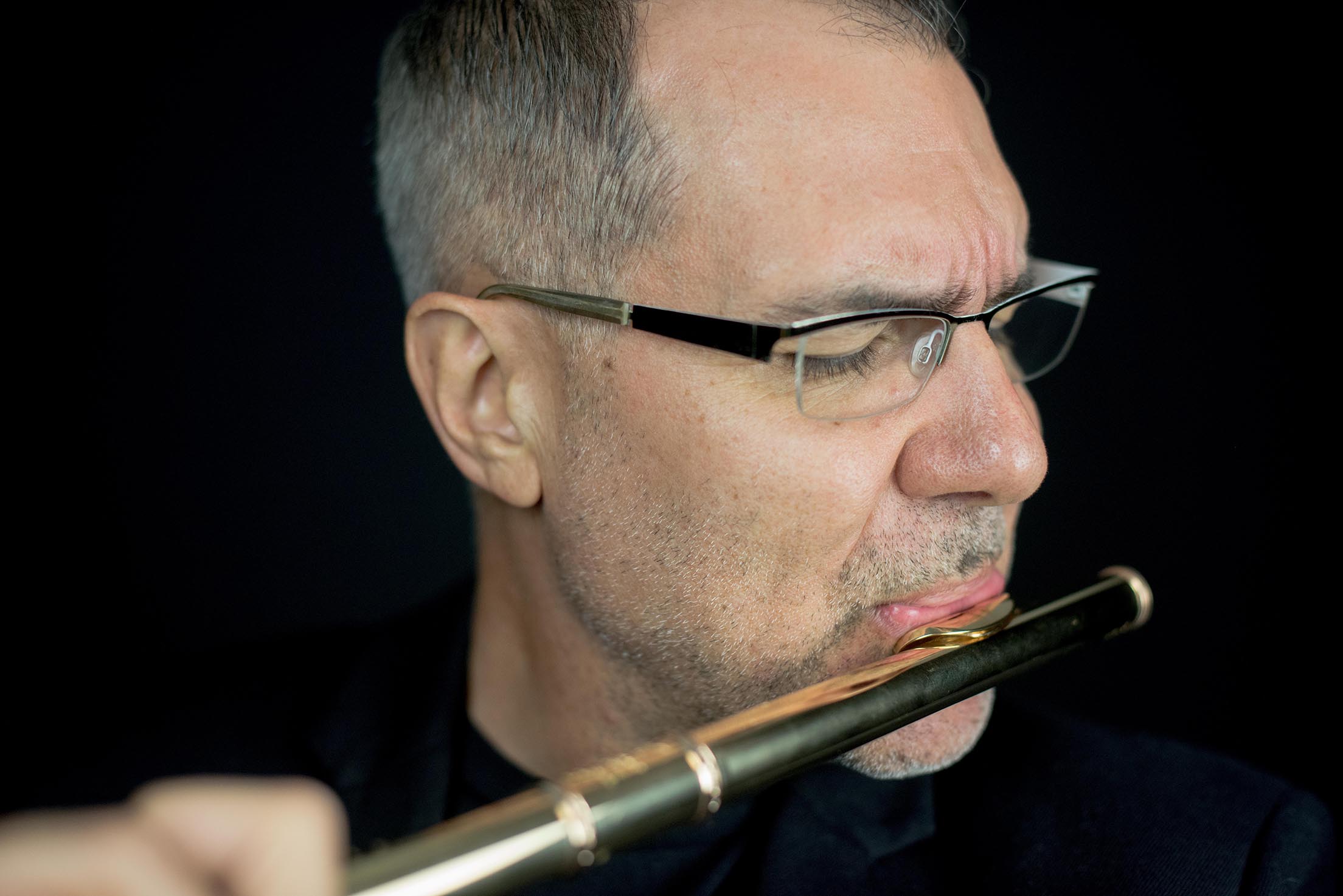 The hands of Tadeu Coelho on the keys of his flute