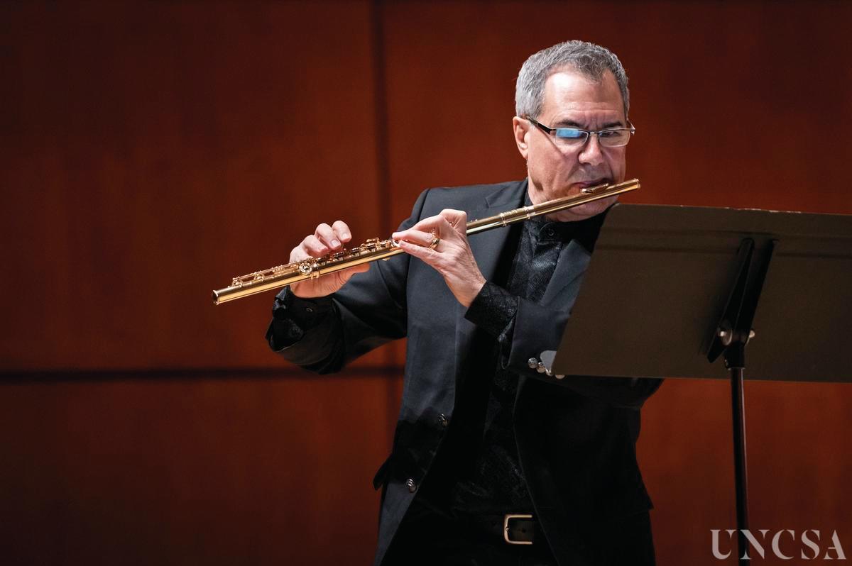 Tadeu Coelho performing in recital